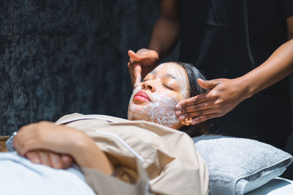 [Facials] Facial with Brightening Scrub